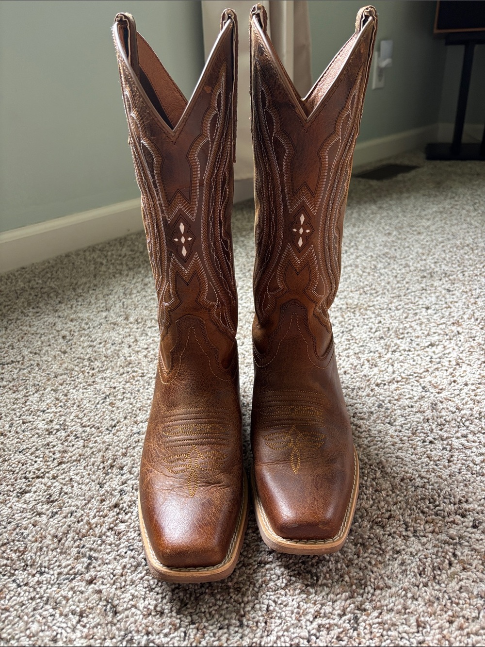 Justin Boots - 9.5B - Classic Brown Leather Cowboy Boots - BRAND NEW